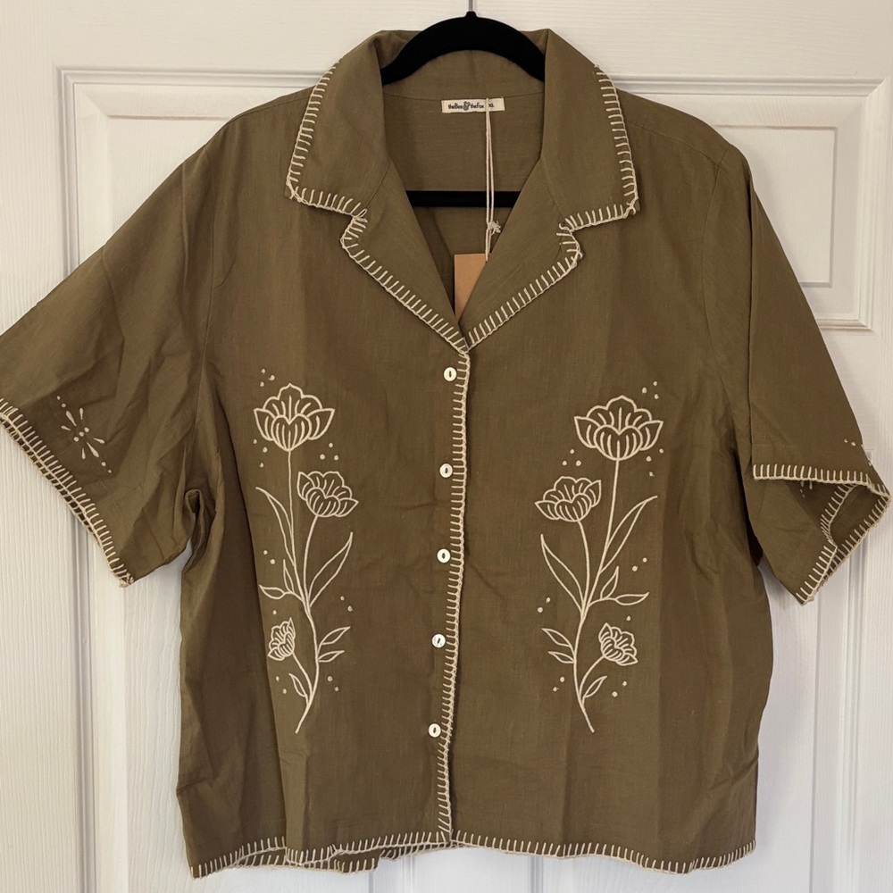 Embroidered Short-Sleeve Button-Down Shirt in Brown